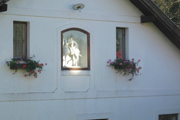 Ubytování jižní Čechy - Penzion u Bechyně v jižních Čechách - socha sv.Martina na bílém koni ve výklenku penzionu
